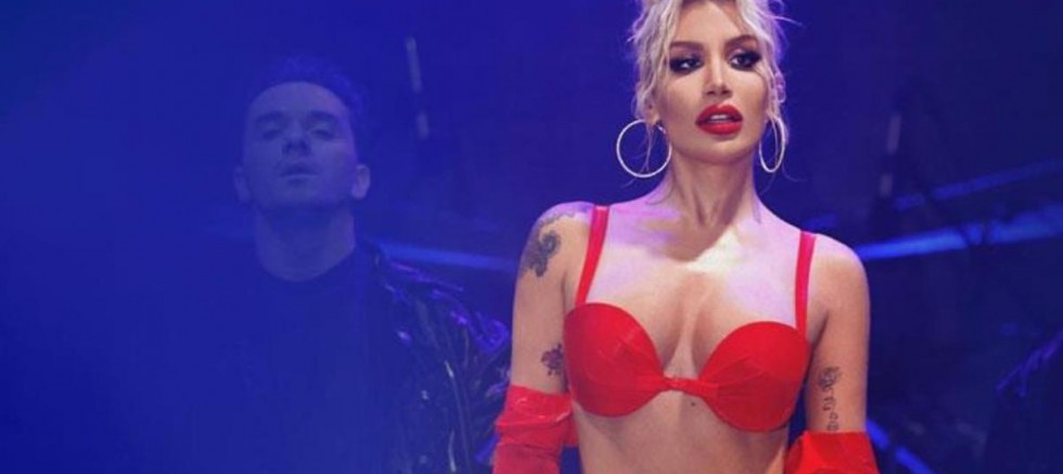 İrem Derici’nin uçak tuvaletinde çektiği fotoğraf