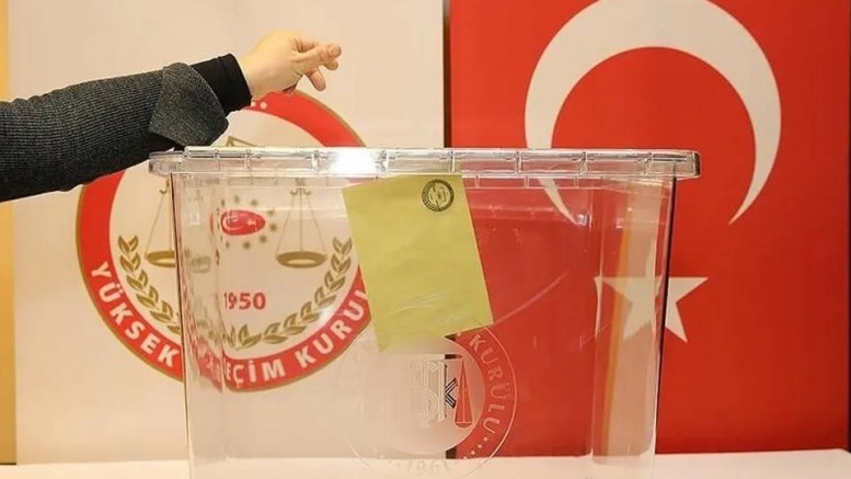 Sandık başında kalp krizi geçirdi.