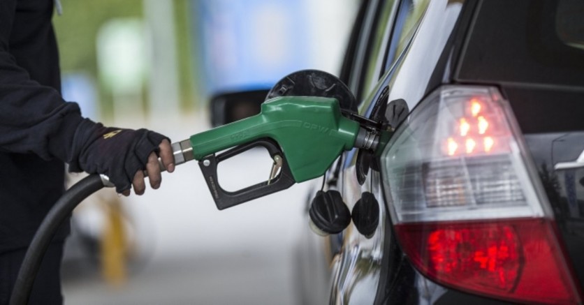 Bu geceden itibaren geçerli olmak üzere benzinin litre fiyatına 2,29 TL, motorine 1,30, LPG’ye ise 70 kuruş zam gelmesi bekleniyor