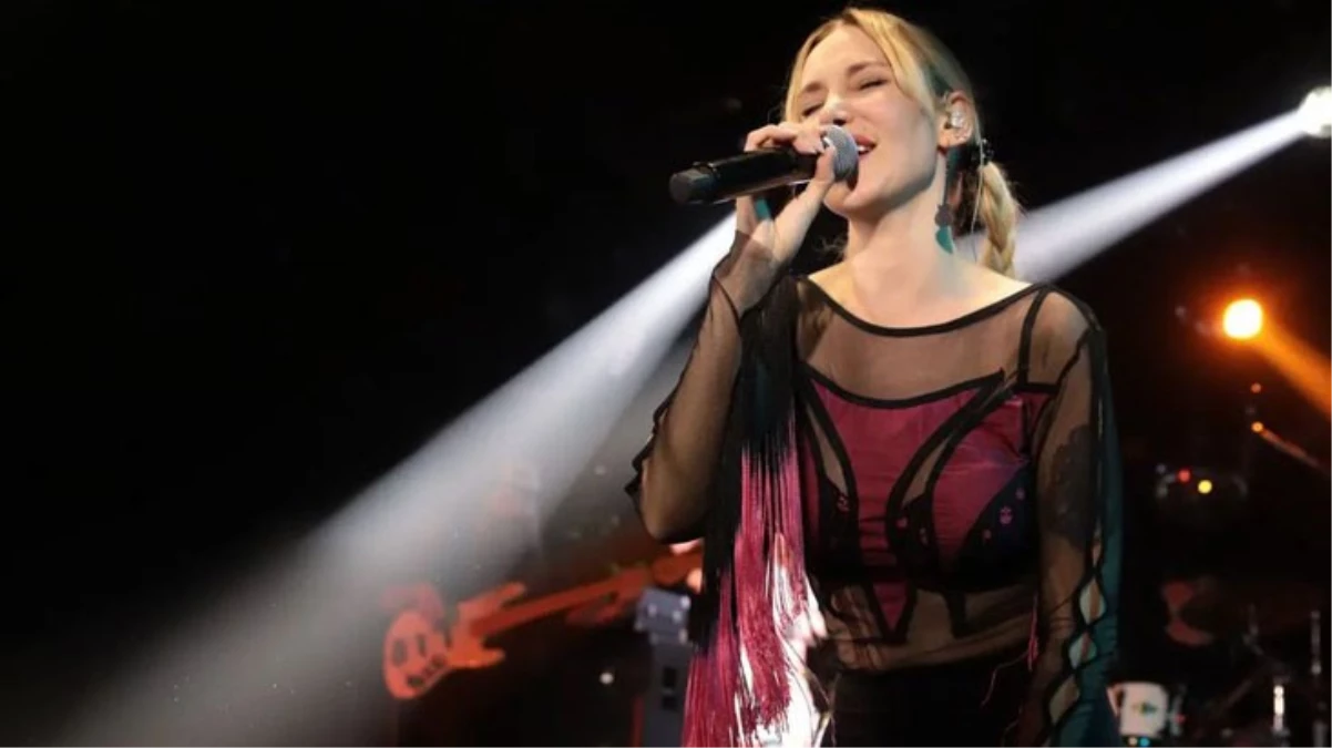 Şarkıcı Gökçe’nin Onur Haftası’nda yaptığı paylaşımdan dolayı Afyon’daki konseri iptal edildi