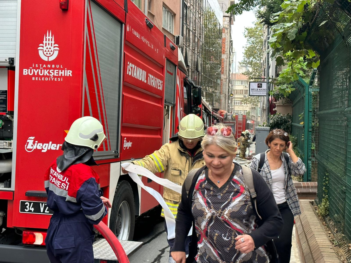 Son dakika... İstanbul'un göbeğinde korkutan yangın: Söndürme çalışmaları sürüyor!