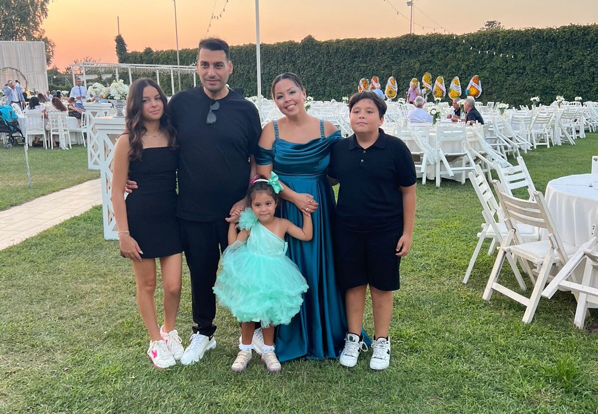 Ünlü iş insanı Celal Şen Çeşme sokaklarında,Tatil’in keyfini çıkarıyor,