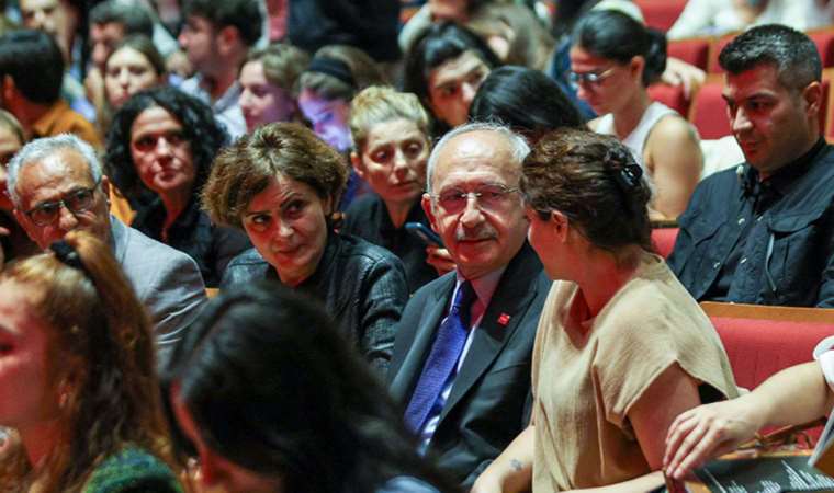 Kılıçdaroğlu, İstanbul’da tiyatro oyunu izledi