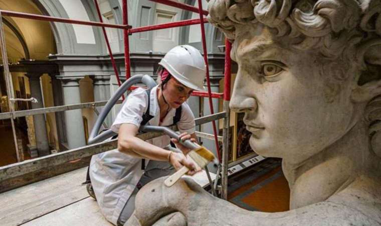 Davut’u temizlemek: 5 metrelik başyapıta 5 saatte hassas dokunuşlar