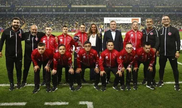 Şampiyon milliler, Fenerbahçe maçını izledi