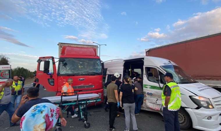 Tekirdağ’da yolcu minibüsü ile kamyon çarpıştı: 6 yaralı