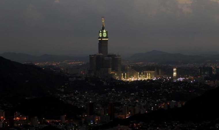 Kraliyet Saat Kulesi’ne yıldırım düştü