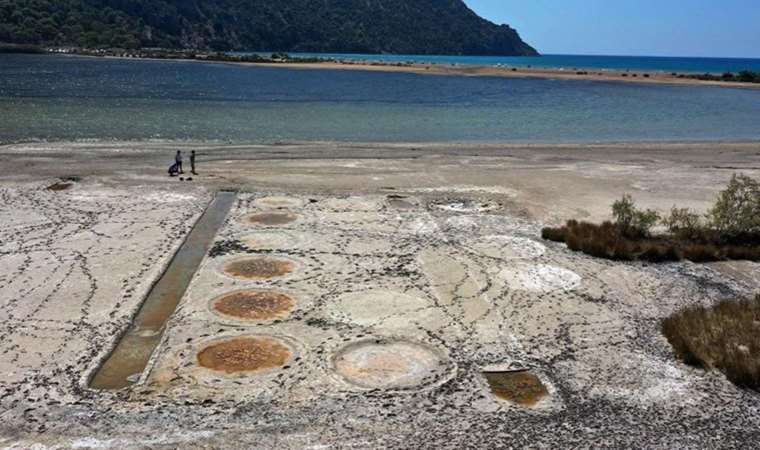 İztuzu Plajı’nda sular çekildi, antik tuz tesisi ortaya çıktı
