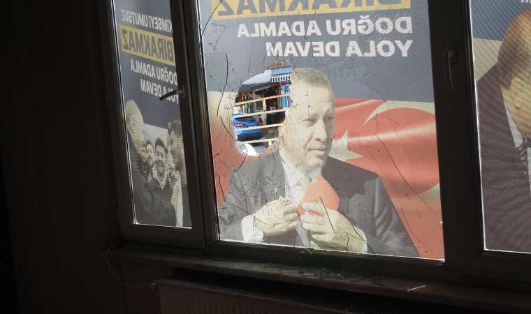 Çanakkale’de AKP’nin seçim irtibat bürosuna taşlı saldırı