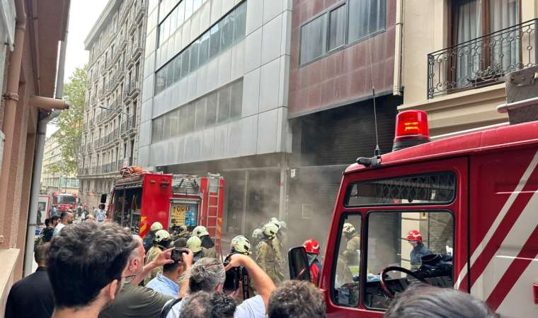 Son dakika… İstanbul’un göbeğinde korkutan yangın: Söndürme çalışmaları sürüyor!