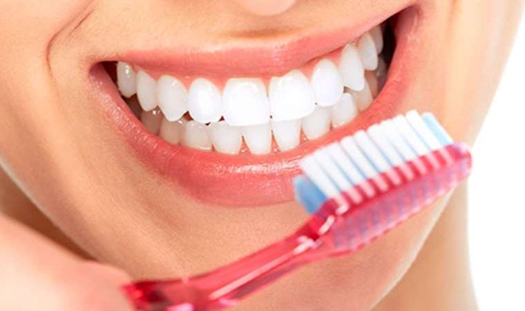 Bakteriler çok yakınımızda! ‘Diş fırçanızı tuvaletten mümkün olduğu kadar uzak tutun’