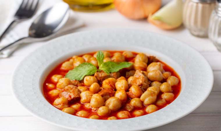 Fasulye ve nohut pişirirken bu yöntemi deneyin! Gazdan eser kalmayacak… Pişirme suyuna 1 tutam eklemek yeterli