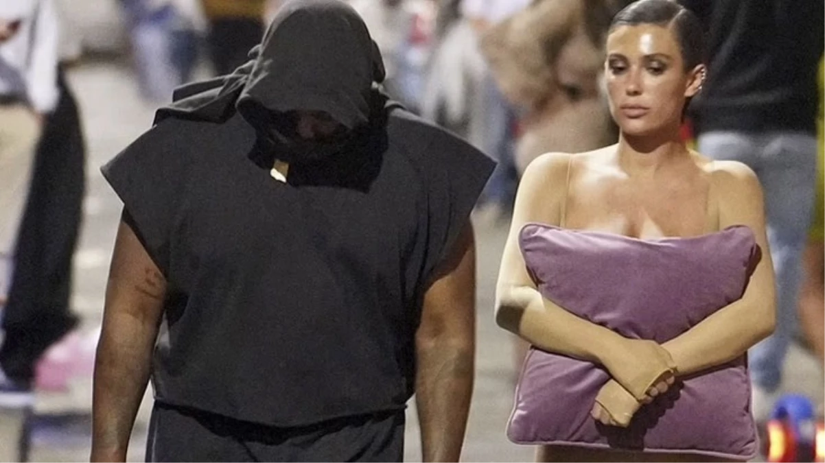 Transparan tulumla sokağa çıkan Kanye West’in eşi göğüslerini yastıkla kapattı