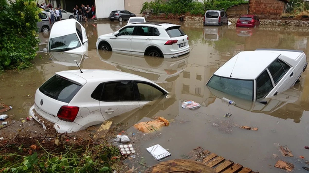 Uşak’ta sağanak yağış nedeniyle ev ve işyerlerini su bastı, yollar göle döndü