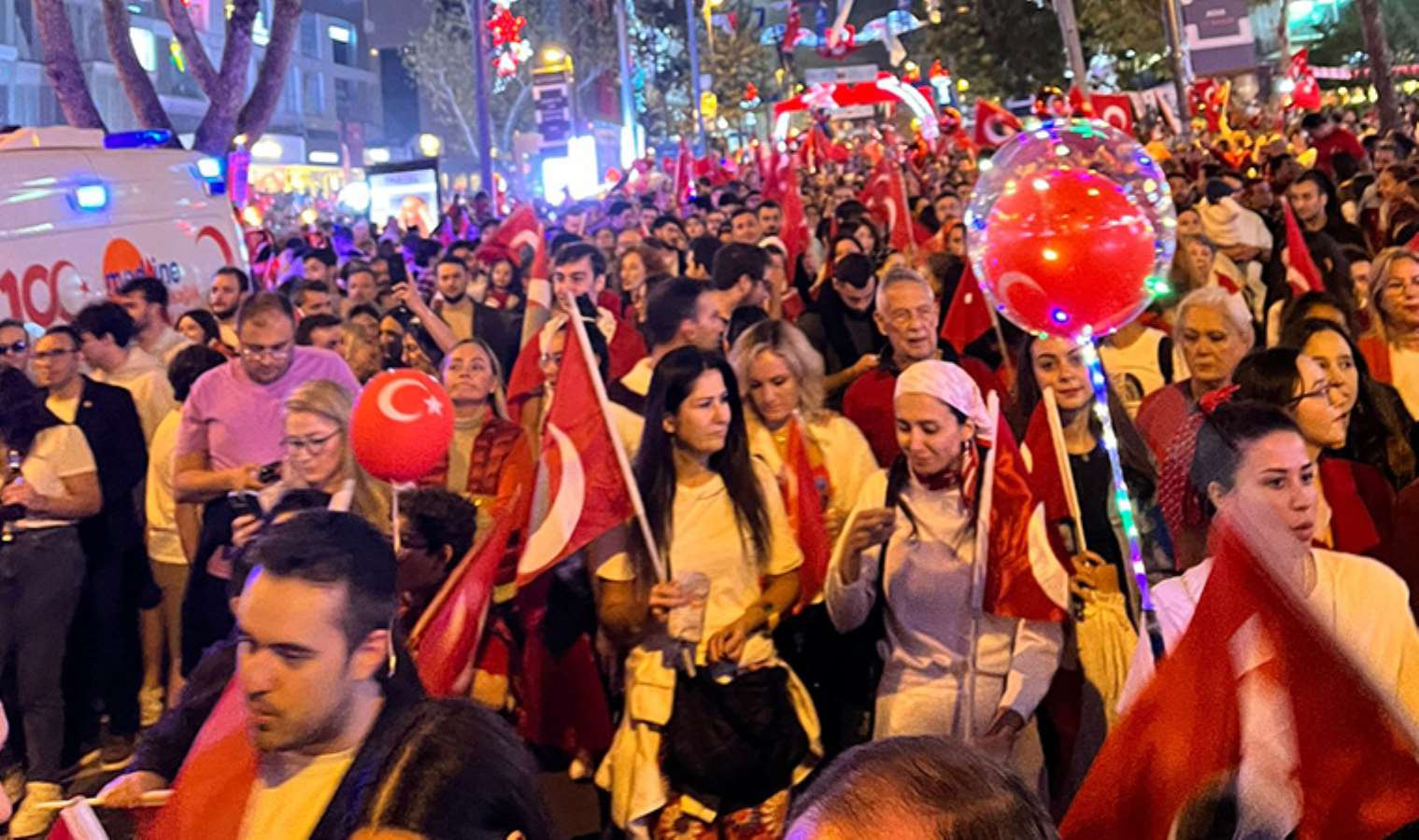 İstanbul'da Cumhuriyet Bayramı coşkusu: Her yer kırmızı-beyaz