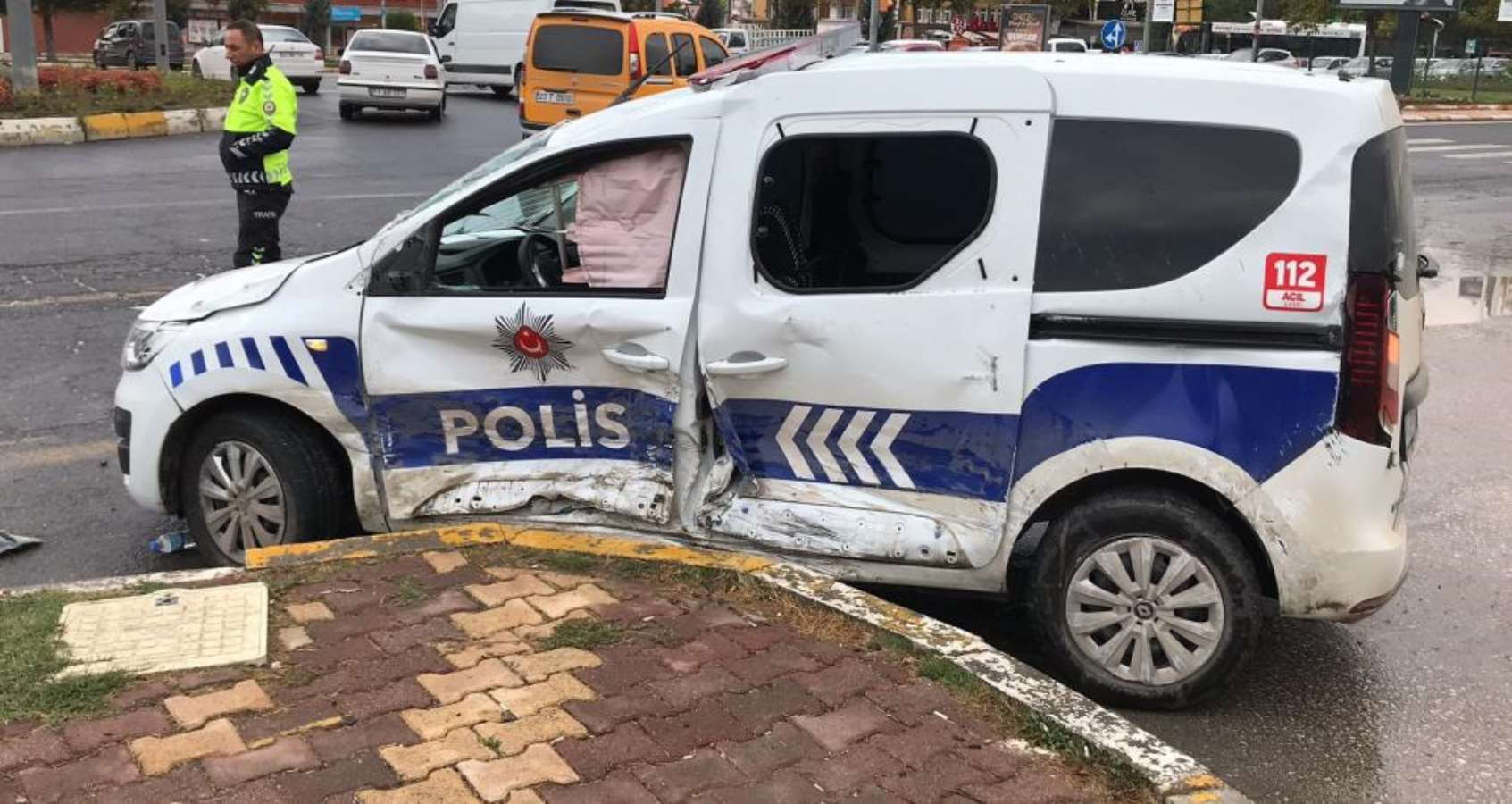 Elazığ’da polis aracı ile otomobil çarpıştı: 2 polis yaralandı