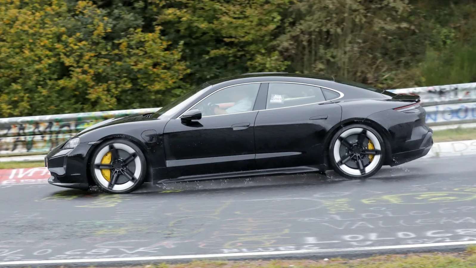 Rekabet yeniden başlıyor: Yeni Porsche Taycan pistte görüntülendi