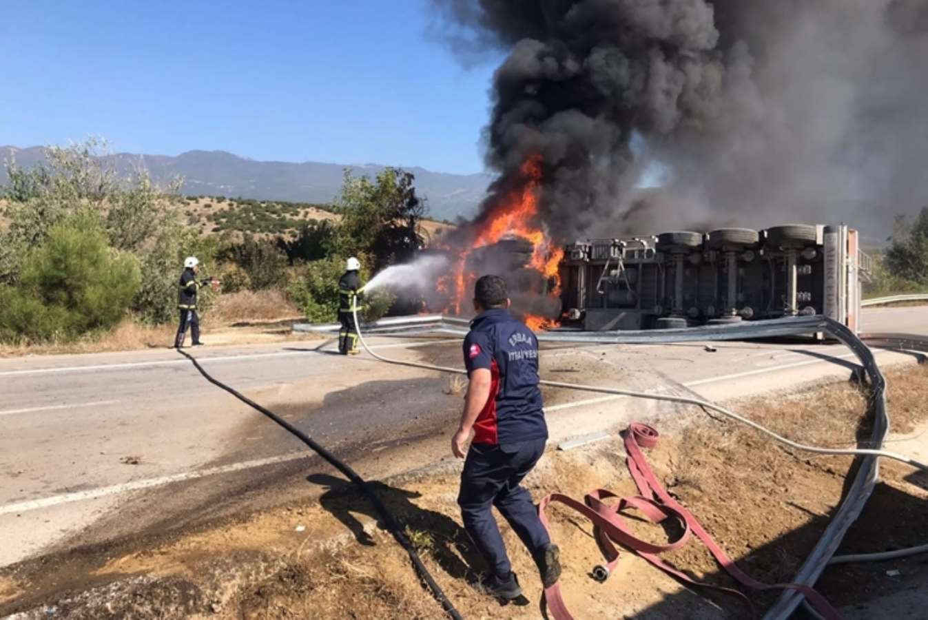 Süt taşıyan TIR devrildi, sürücü yanarak hayatını kaybetti