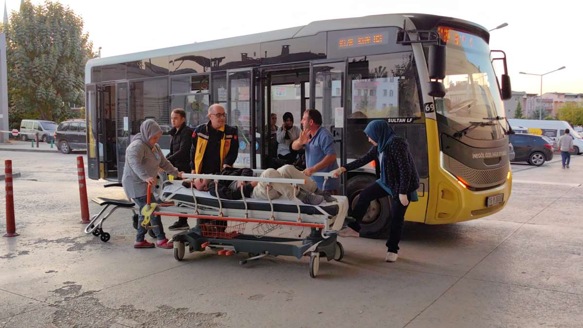 O anlar kameraya yansıdı... Otobüs şoförü fenalaşan yolcuyu hastaneye yetiştirdi!