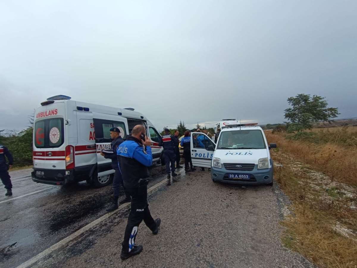 Gönen'de minibüs devrildi: 7’si polis 10 kişi yaralandı