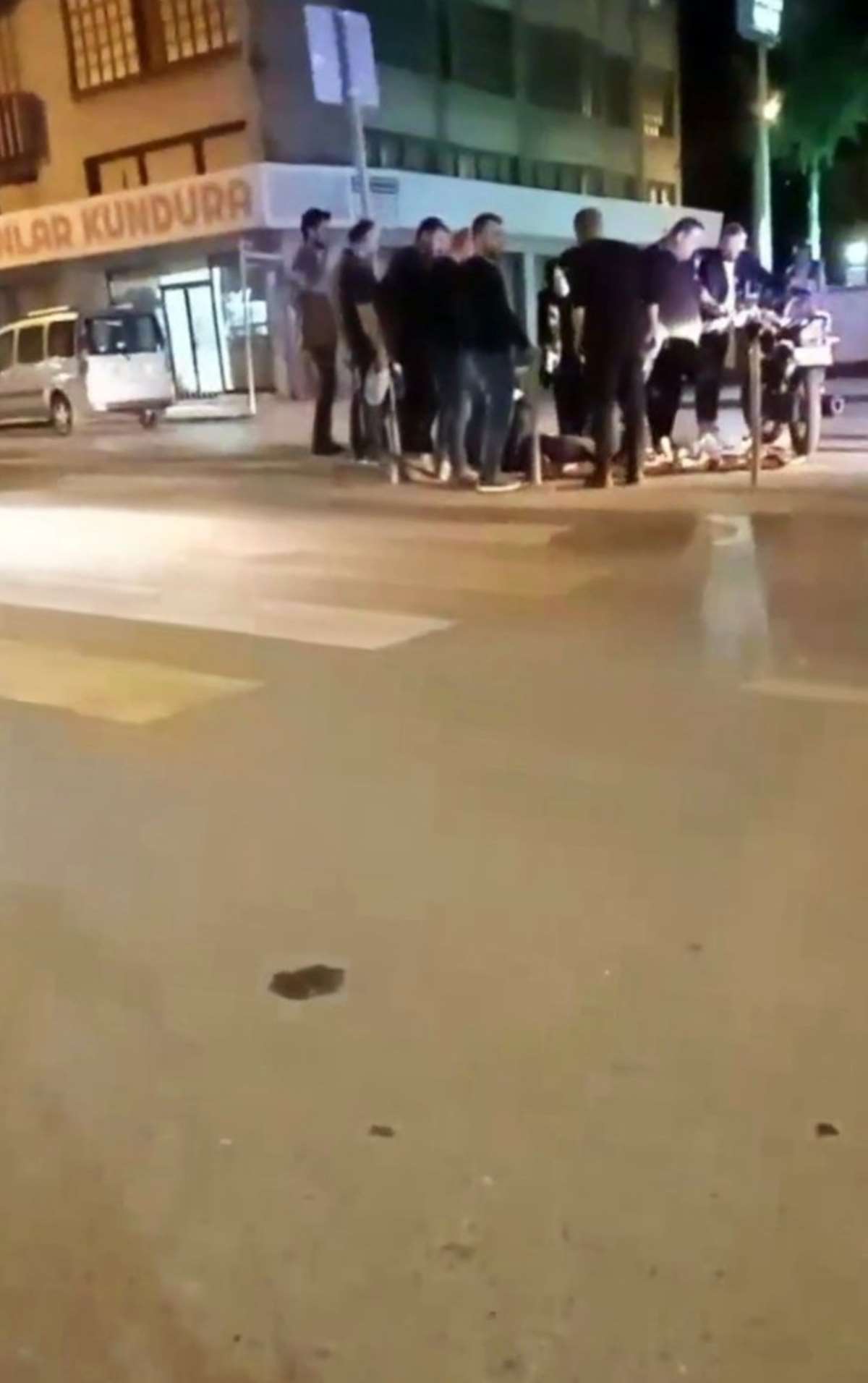 Sakarya’da feci kaza... Motosiklet yayaya çarptı: 2 yaralı