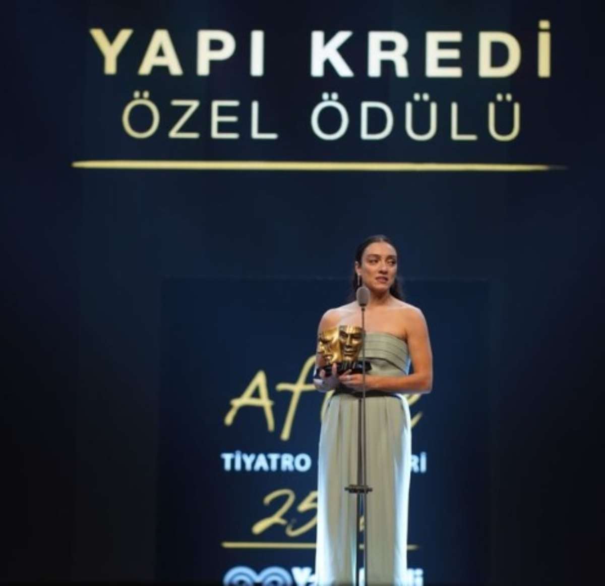 25. Yapı Kredi Afife Tiyatro Ödülleri sahiplerini buldu: Ünlü oyuncu Merve Dizdar da ödül aldı