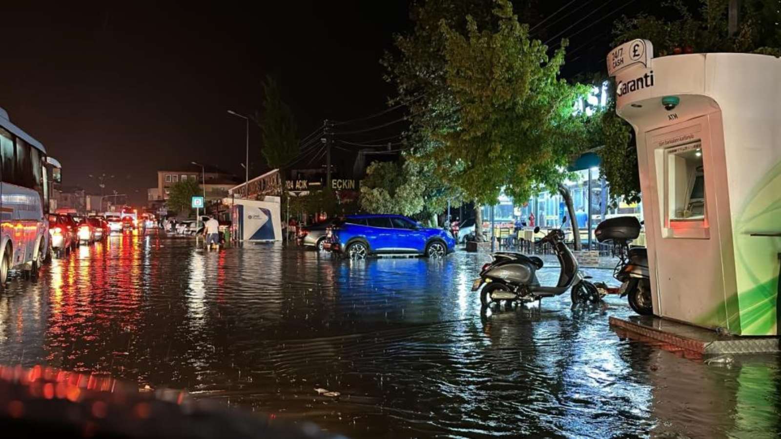 Fethiye'yi sağanak vurdu... Yollar göle döndü!