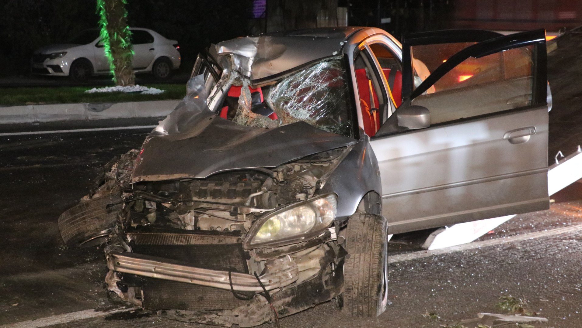 İzmir'de korkunç kaza... 2 işçi servisi ile otomobil çarpıştı: 6 yaralı