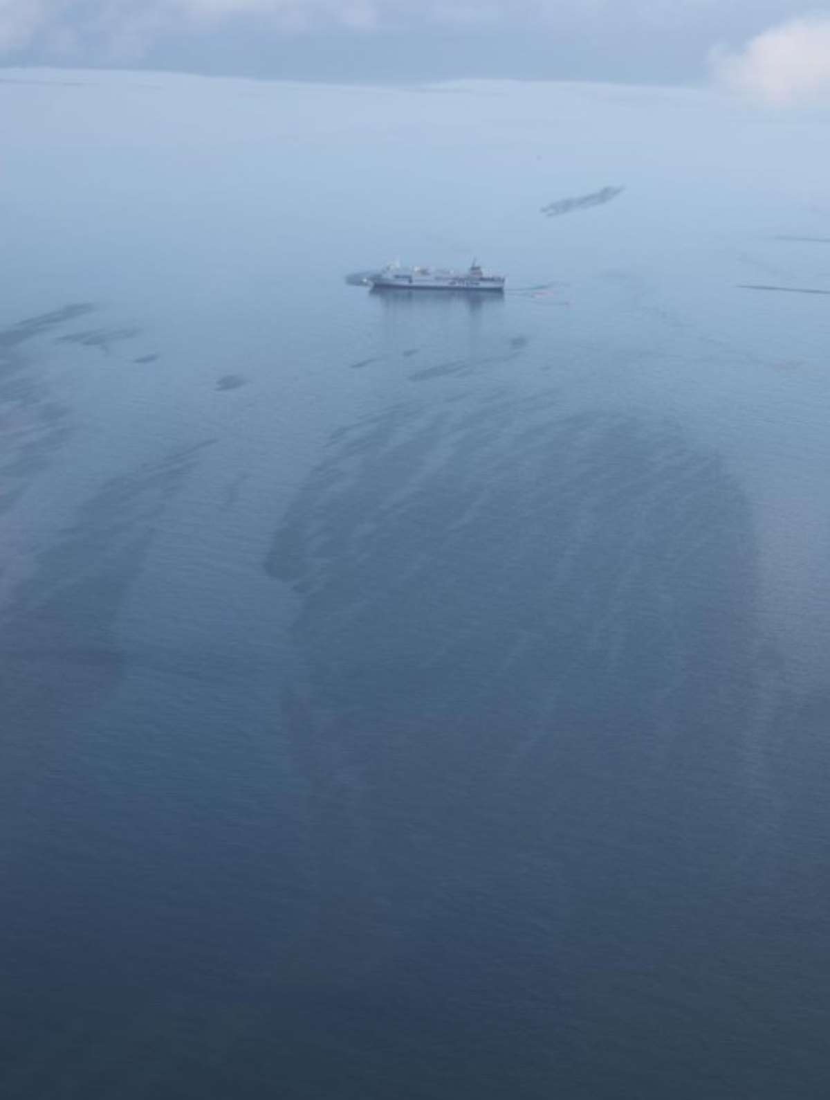 Karaya oturan feribottan yeniden petrol sızmaya başladı