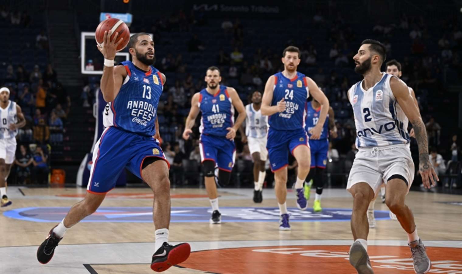 Anadolu Efes'te hedef ilk galibiyet!