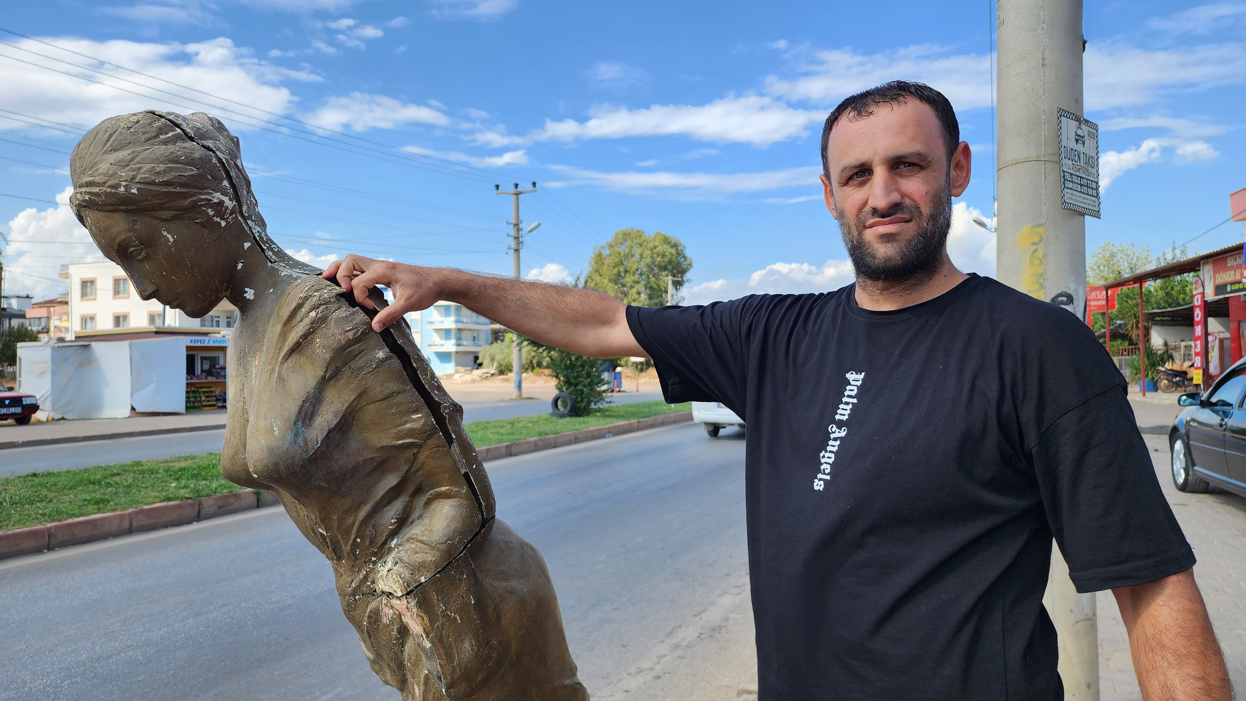 Altın Portakal'ın simgesi 'Venüs', hurdacıdan alınıp yol kenarına 'süs' yapıldı