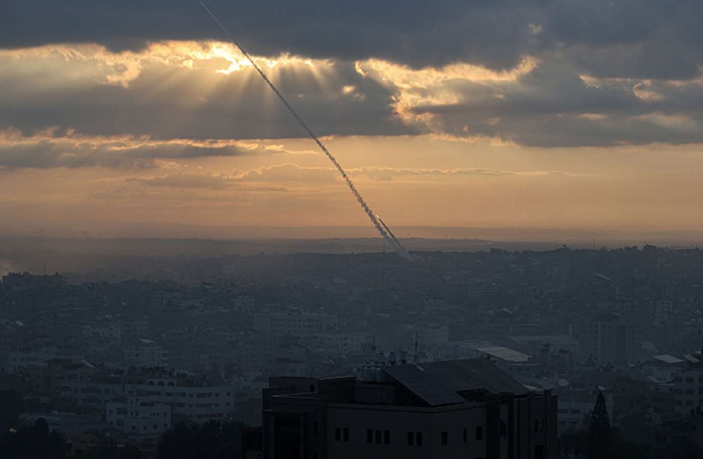 Hamas roketlerle vurdu... İsrail operasyon başlattı! Yüzlerce ölü, binlerce yaralı var!