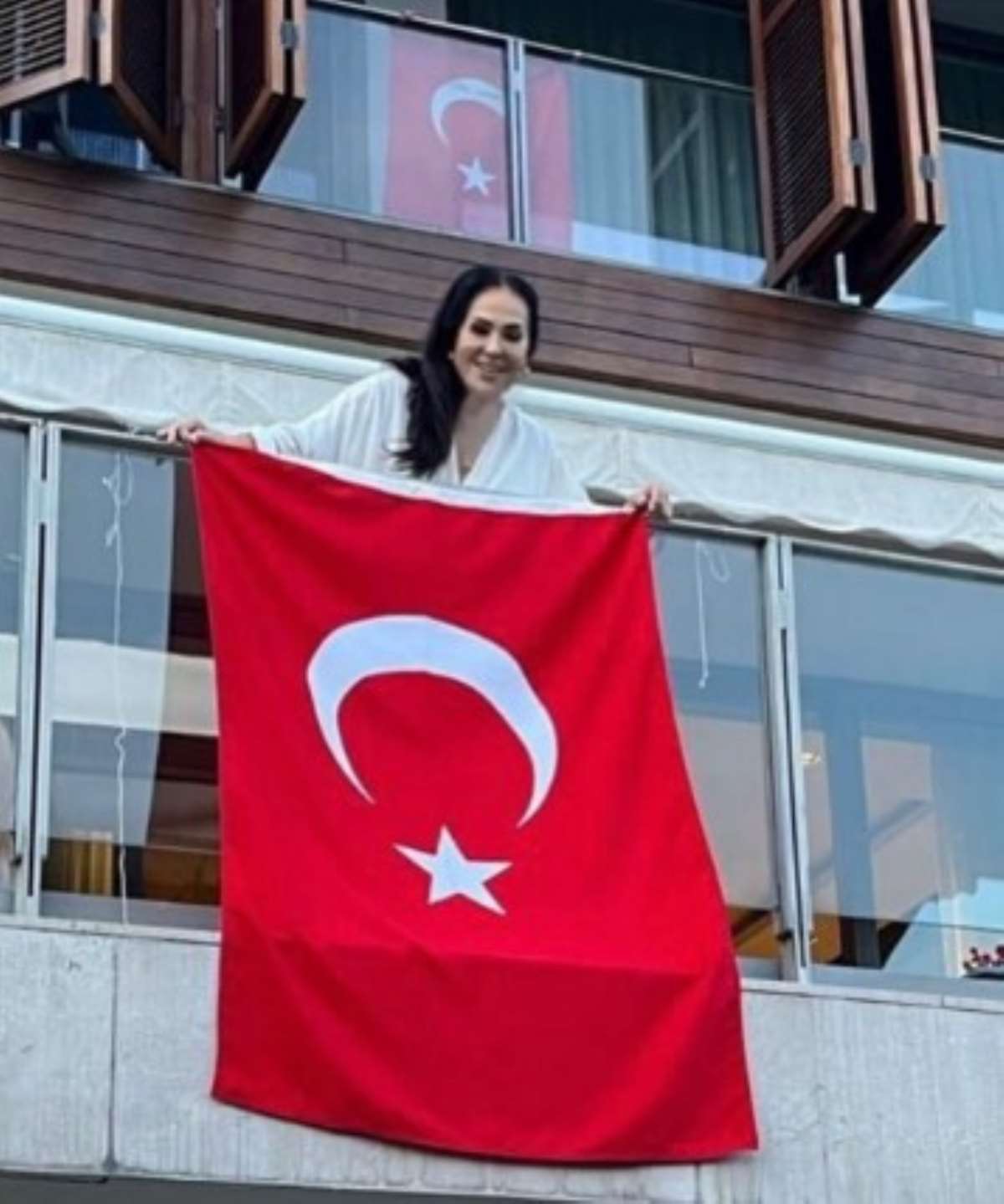 Türkan Şoray evinin balkonuna Türk bayrağı astı