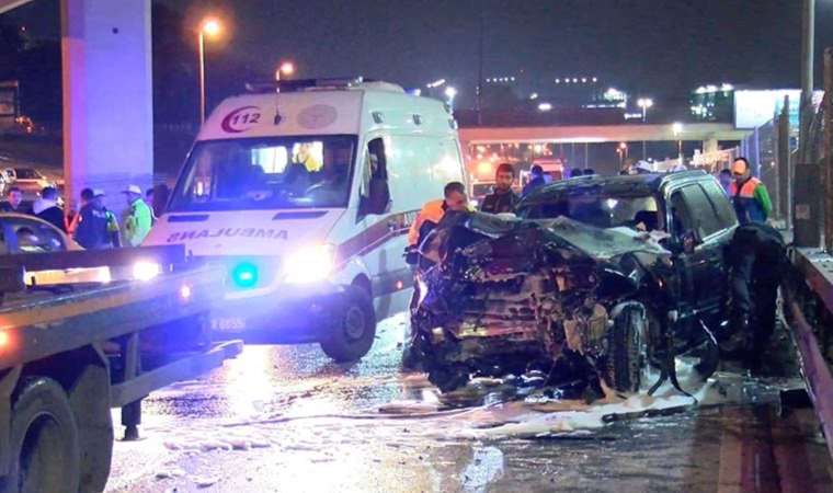 Merter D-100’de, makas atan cip bariyerlere çarpıp alev aldı: 1 ölü, 3 ağır yaralı