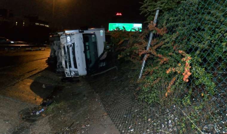 Ataşehir’de virajı alamayan kamyonet devrildi