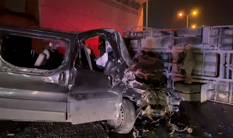 Esenler’de minibüsün çarptığı kamyon devrildi: 3 yaralı