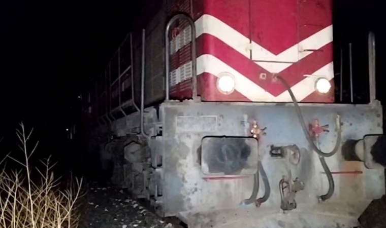 Otluk yangınında alevler demiryoluna sıçradı: Yük treni 2 saat raylarda bekledi