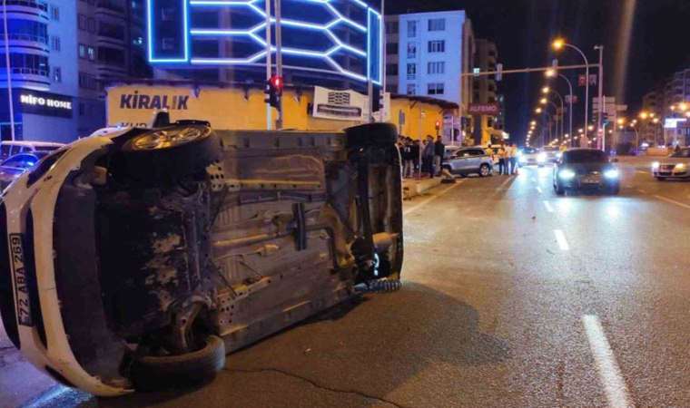 Batman’da feci kaza… Kontrolden çıkan araç takla attı: Yolcu kopan kapıdan dışarı fırladı!