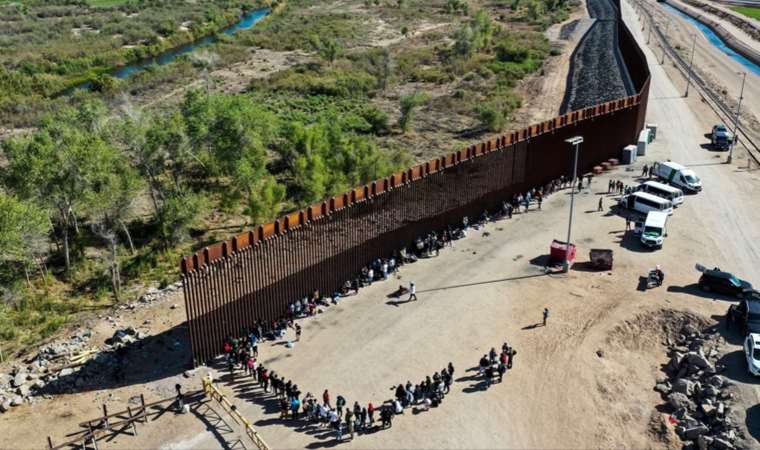 Biden’dan geri adım: Sınır duvarı inşasına onay