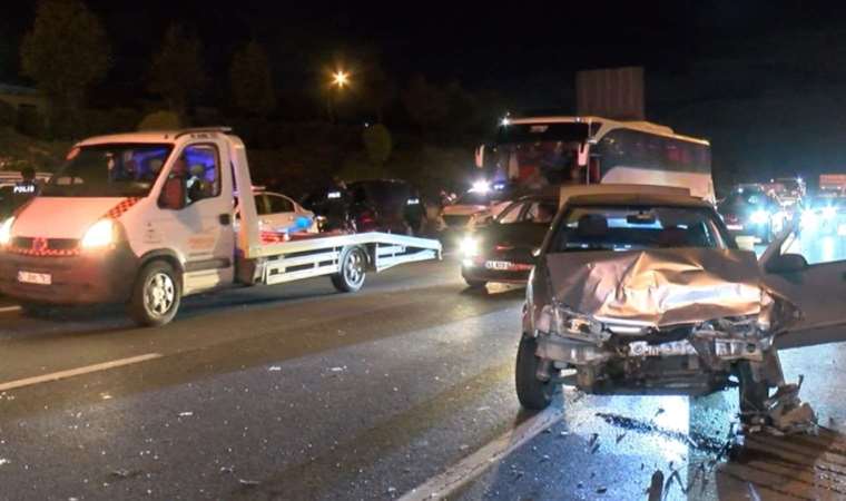 Zincirleme kazada 4 araç birbirine girdi: 2 yaralı