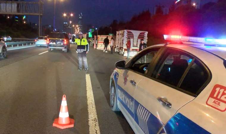 Ümraniye TEM Otoyolu’nda meyve yüklü kamyonet devrildi: 1 yaralı