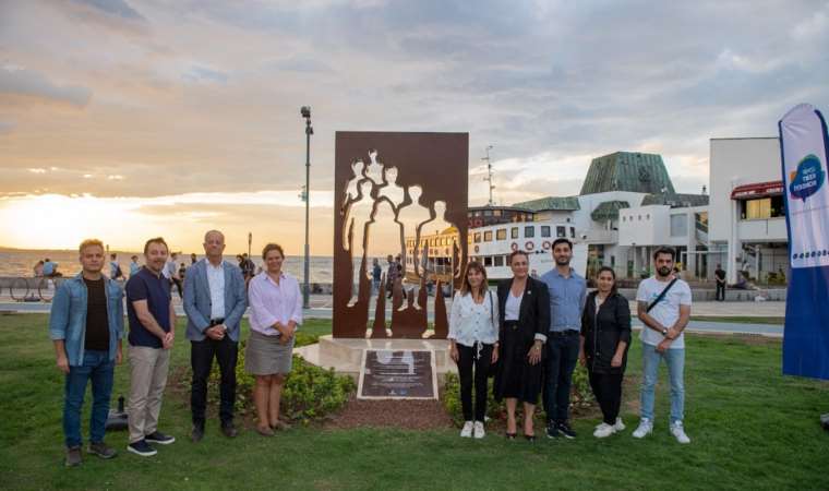 İzmir’de Gönüllülüğe Saygı Anıtı açıldı