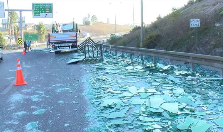 TIR’ın kasasındaki camlar yola savruldu: Trafik durma noktasına geldi