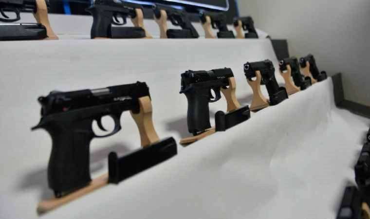 Evinde 19 ruhsatsız tabanca ele geçirildi, savunması şoke etti