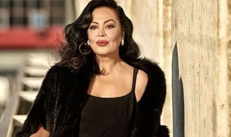 Türkan Şoray evinin balkonuna Türk bayrağı astı