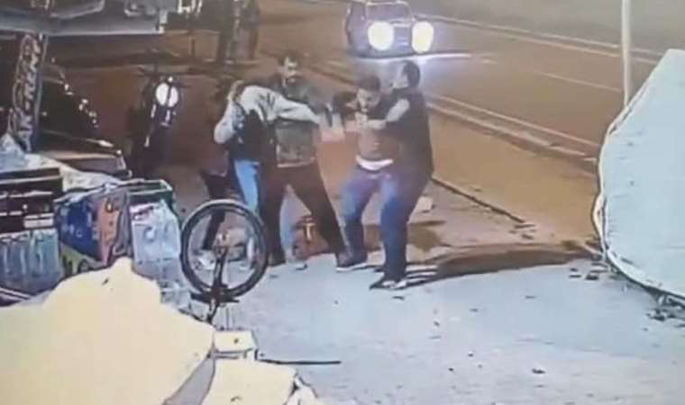 Baba ile oğluna ‘Ne bakıyorsun’ deyip, sopa ve muştayla saldırdılar!