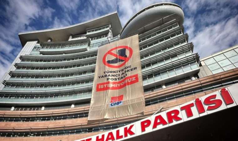 CHP Genel Merkezi’ne ‘tezkere’ pankartı: ‘Türkiye’de yabancı asker postalı istemiyoruz’