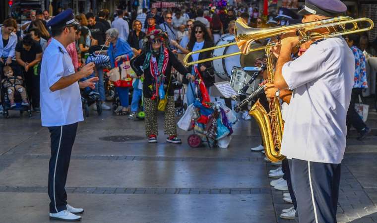 İzmir sokakları Cumhuriyet Bayramı havasına girdi