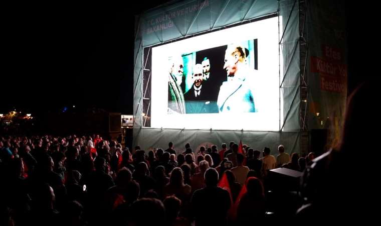 İzmir Saat Kulesi’ne ‘Yüz Akıyla 100 Yıl’ dijital sergisi yansıtıldı