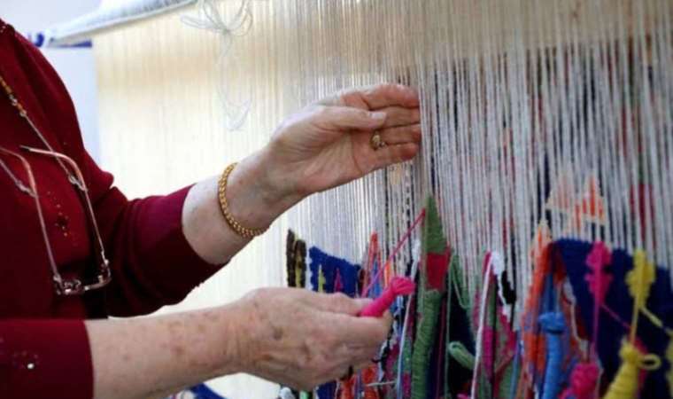 Kadınlar geleneksel halı ve kilim dokumacılığını yaşatıyor